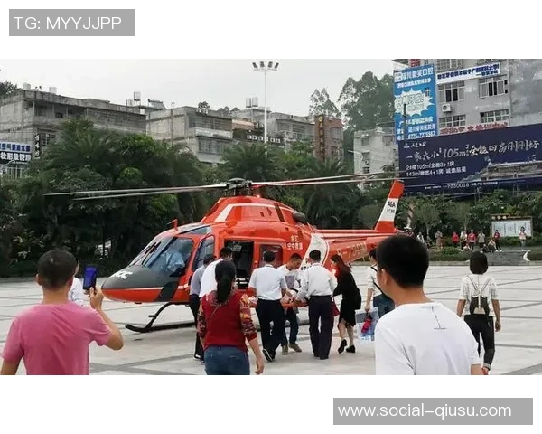 虹桥足球场突发大火现场紧急救援行动迅速展开